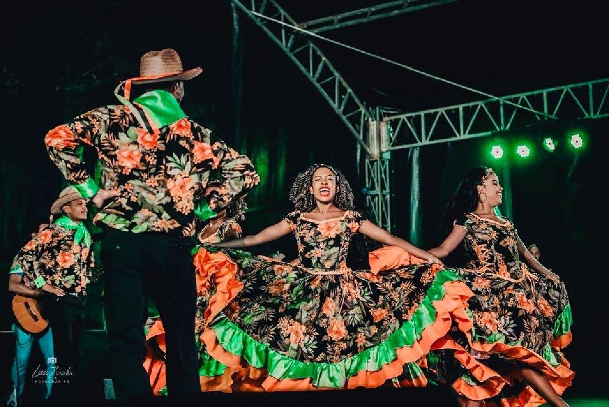 Flor Ribeirinha E Grupo Chalana V O Representar O Brasil Em Festivais