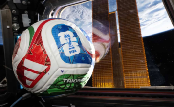 NASA leva bola da Copa de 2026 ao espaço e usa microgravidade para estudar física do futebol