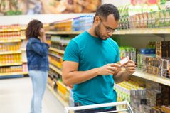 Com orçamento apertado, brasileiro reduz frequência e aumenta volume por compra